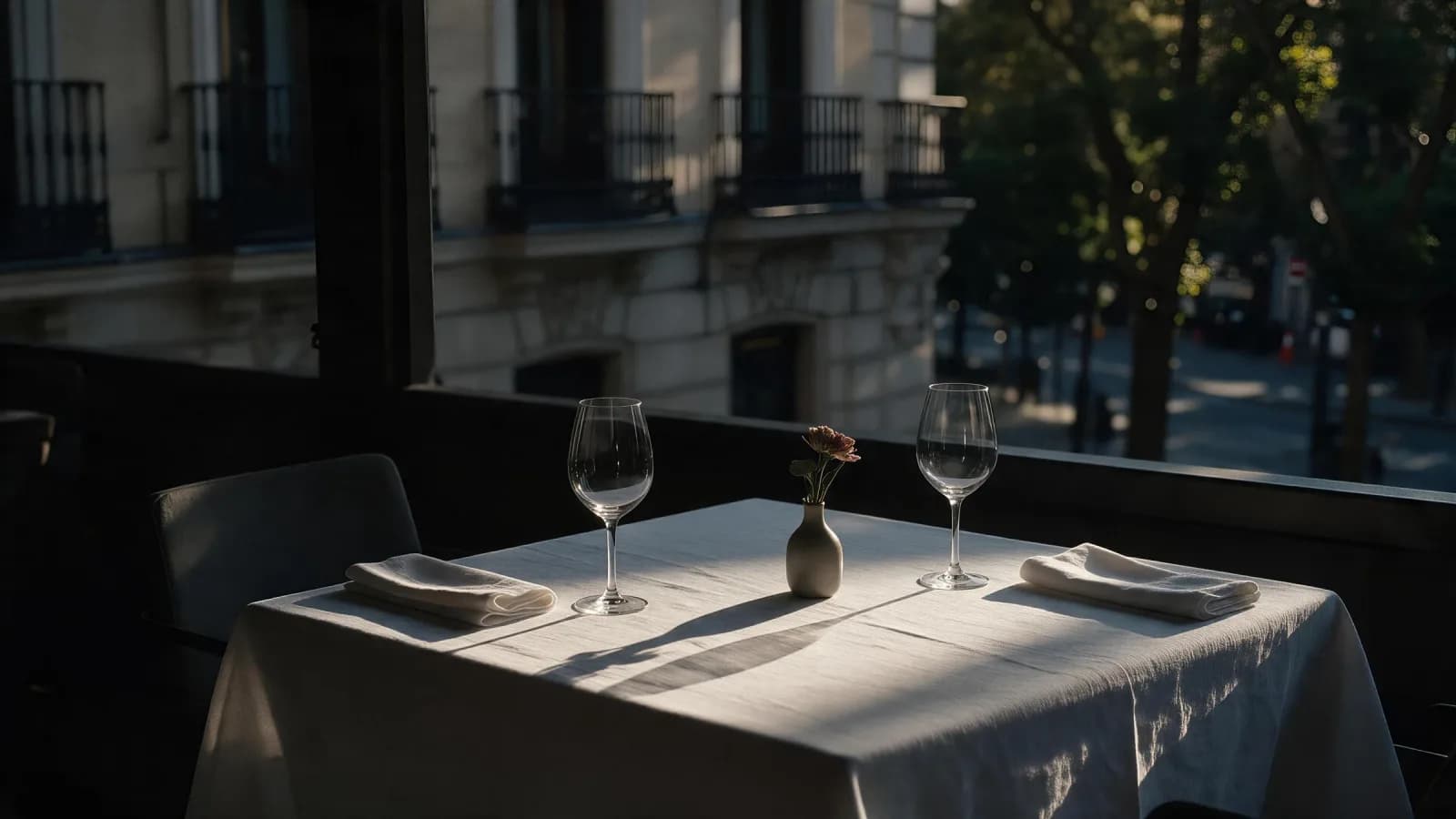Mesa puesta para dos en una terraza del Barrio de Salamanca al final de la tarde